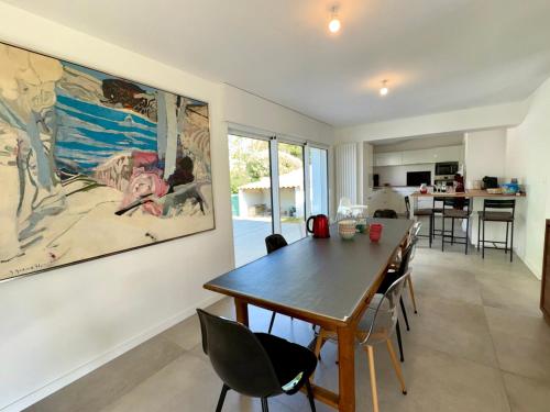 une cuisine et une salle à manger avec une table et des chaises dans l'établissement Maison spacieuse pour 8 pers, proche mer et forêt - FR-1-323-574, à Saint-Jean-de-Monts