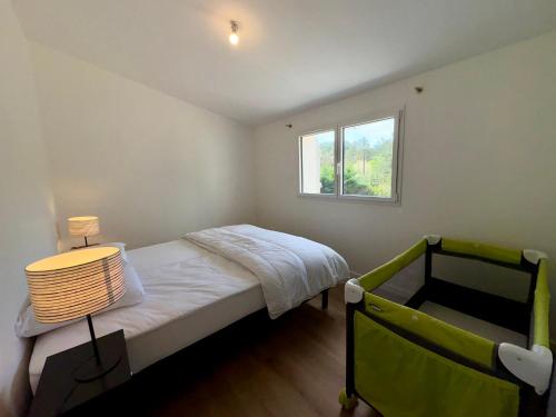 une petite chambre avec un lit et une fenêtre dans l'établissement Maison spacieuse pour 8 pers, proche mer et forêt - FR-1-323-574, à Saint-Jean-de-Monts