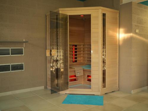 Un baño de Villa in Belgium with Private Pool & Garden