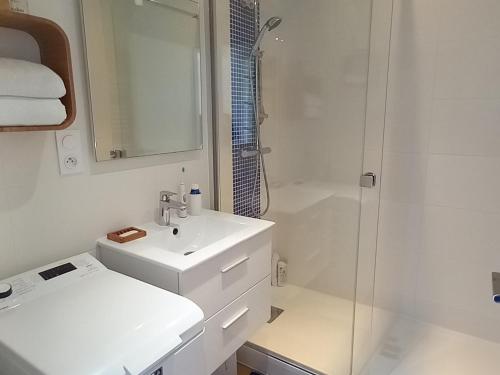 Kúpeľňa v ubytovaní Superbe appartement moderne face mer - Wifi gratuite - Proche commerces et plage - FR-1-323-257
