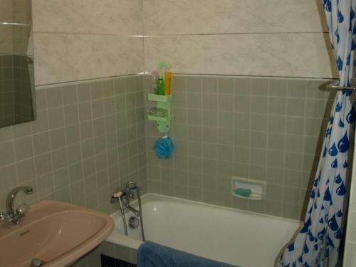La salle de bains est pourvue d'une baignoire, d'un lavabo et d'une douche. dans l'établissement Appartement confortable 6 pers, face mer, animaux acceptés - FR-1-323-340, à Saint-Jean-de-Monts