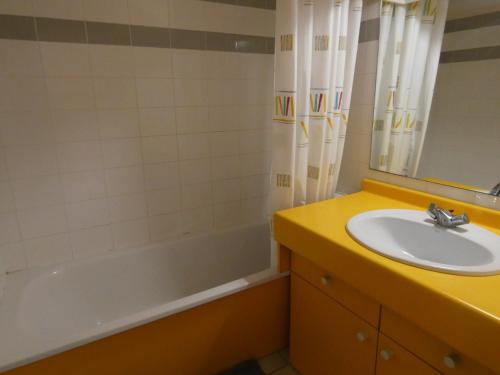 une salle de bain avec un lavabo et une baignoire dans l'établissement Appartement T2+ cabine avec piscine et parking à Saint-Jean-de-Monts - FR-1-323-315, à Saint-Jean-de-Monts