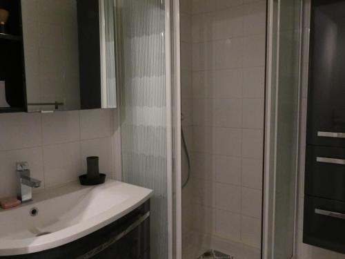 une salle de bain avec un lavabo et une douche dans l'établissement Charmante maison à 400m de la plage des Demoiselles avec véranda et cour close - FR-1-323-367, à Saint-Hilaire-de-Riez