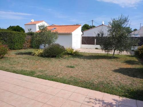 Photo de la galerie de l'établissement Maison spacieuse 9 pers, proche plage, terrasse et jardin – Saint-Hilaire-de-Riez - FR-1-323-446, à Saint-Hilaire-de-Riez