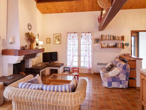 Photo de la galerie de l'établissement Maison spacieuse 9 pers, proche plage, terrasse et jardin – Saint-Hilaire-de-Riez - FR-1-323-446, à Saint-Hilaire-de-Riez