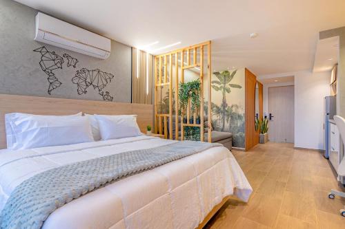 a bedroom with a large white bed in a room at Edificio Habitare Cristales Cali 2 in Cali