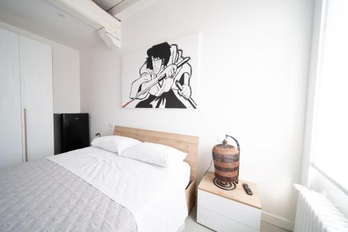 a bedroom with a bed and a painting on the wall at Corte Genovesa Rooms I Destiny Home in Verona
