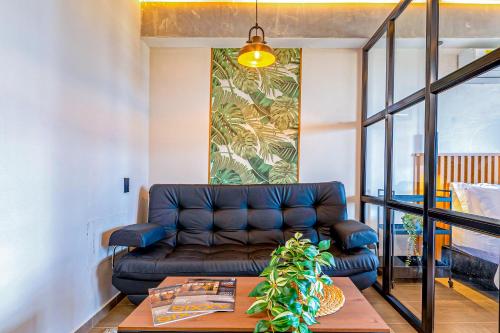a living room with a leather couch and a table at Edificio Habitare Cristales Cali 2 in Cali