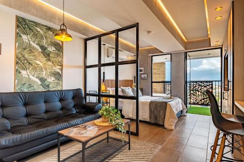 a living room with a couch and a bed at Edificio Habitare Cristales Cali 2 in Cali