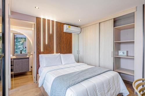a bedroom with a white bed in a room at Edificio Habitare Cristales Cali 2 in Cali