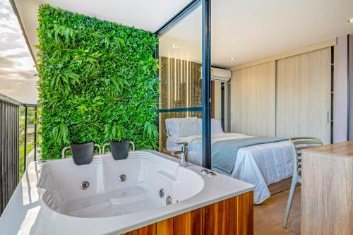 a bathroom with a bath tub and a bedroom at Edificio Habitare Cristales Cali 2 in Cali