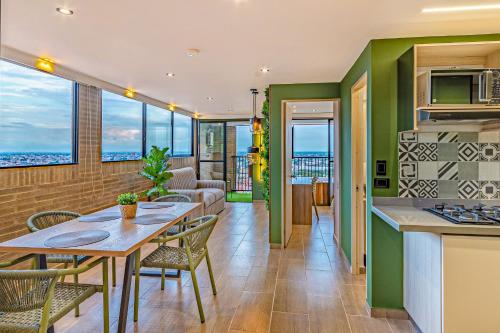 a kitchen and living room with a table and chairs at Edificio Habitare Cristales Cali 2 in Cali