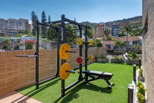 a gym in a backyard with green grass at Edificio Habitare Cristales Cali 2 in Cali