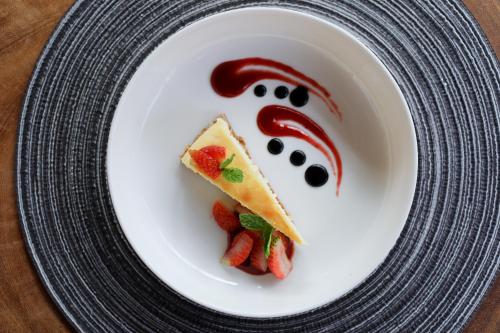 een bord met een broodje met een gezicht erop bij Aqua Dive resort Amed in Amed