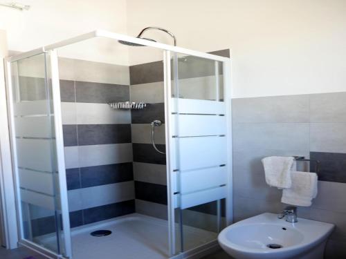 Ένα μπάνιο στο Ferienwohnung mit Pool und Panoramablick