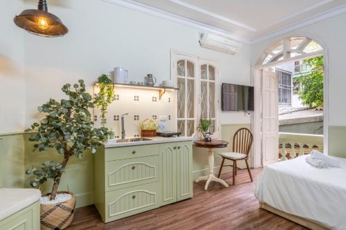 eine Küche mit Spüle und Tisch in einem Zimmer in der Unterkunft Boutique Home Van Mieu Ha Noi in Hanoi