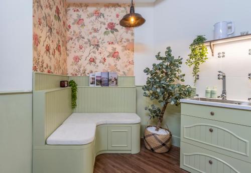 eine Küche mit einer Bank und einem Waschbecken in der Unterkunft Boutique Home Van Mieu Ha Noi in Hanoi