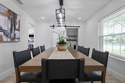 Φωτογραφία από το άλμπουμ του Family Platinum Escape with Heated Pool and Gameroom σε Richardson