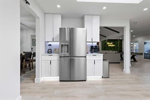 Η κουζίνα ή μικρή κουζίνα στο Family Platinum Escape with Heated Pool and Gameroom