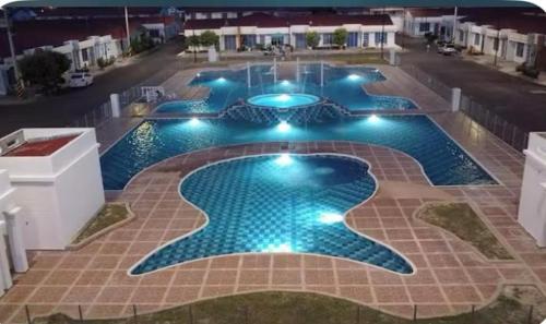 un'immagine di una piscina di notte di Amplia y bella casa de vacaciones a Flandes