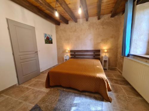una camera da letto con un letto, una finestra e una porta di Maison typique en Berry avec fibre et cour privée - FR-1-591-746 a Étrechet