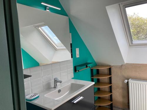 un bagno con lavandino e finestra di Maison typique en Berry avec fibre et cour privée - FR-1-591-746 a Étrechet