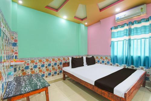 Postel nebo postele na pokoji v ubytování Hotel O Yuvraj Lodge