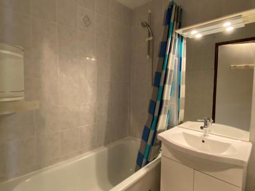 une salle de bain avec un lavabo, des toilettes et une baignoire dans l'établissement Appartement Rez-de-Jardin : Piscine Proche Plage - FR-1-732-8, à Argelès-sur-Mer