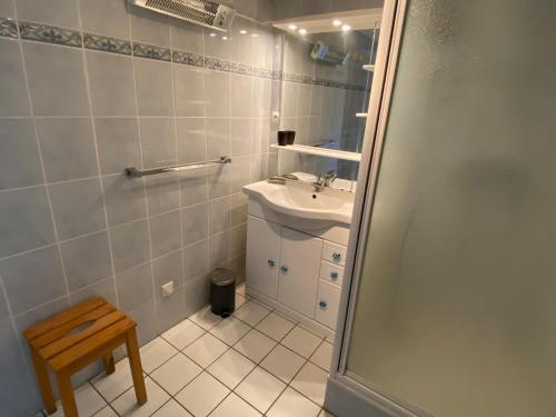 une petite salle de bain avec un lavabo et une douche dans l'établissement Pavillon lumineux avec terrasse à 500m de la plage, parking sécurisé, 6 couchages - FR-1-732-52, à Argelès-sur-Mer