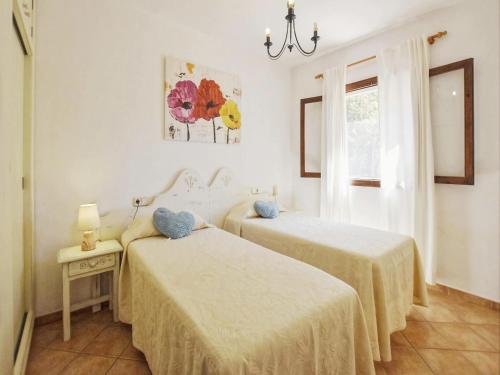 ein Zimmer mit zwei Betten und einem Fenster in der Unterkunft Nice holiday home with private pool in Manacor