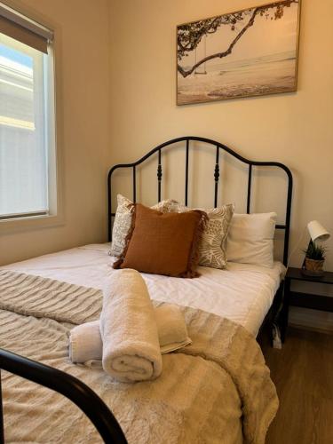 Ένα ή περισσότερα κρεβάτια σε δωμάτιο στο Waterfront Island Escape home