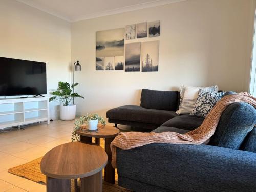 Μια τηλεόραση ή/και κέντρο ψυχαγωγίας στο Waterfront Island Escape home