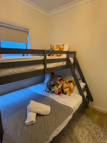 Ένα ή περισσότερα κρεβάτια σε δωμάτιο στο Waterfront Island Escape home