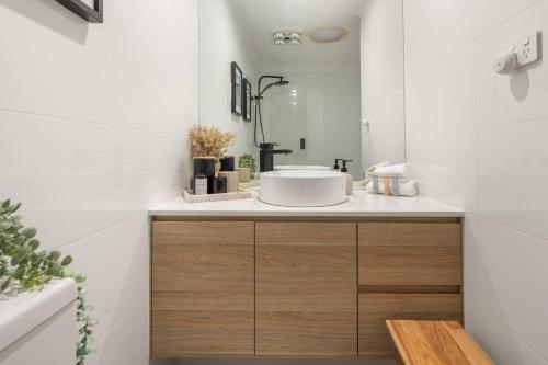 Phòng tắm tại Elanora Oasis - Lakefront Serenity and Resort Living