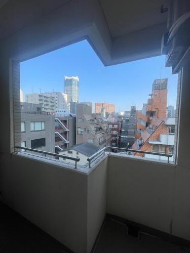 Walk to JR Shinjuku - Grand Écru II 605 - Balcony & Kitchen