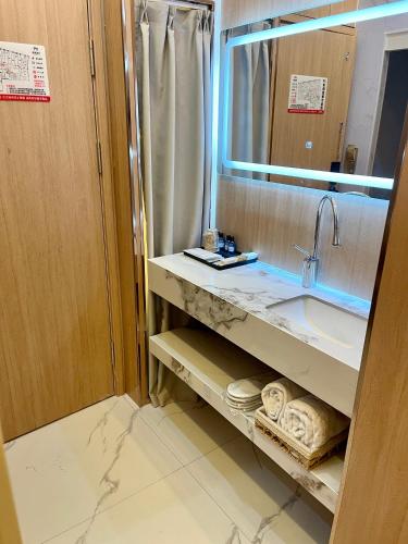 a bathroom with a sink and a mirror at 上海璞逸酒店-豫园 新天地 老西门地铁站店 in Shanghai
