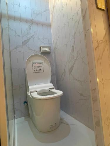 a small bathroom with a toilet in a stall at 上海璞逸酒店-豫园 新天地 老西门地铁站店 in Shanghai