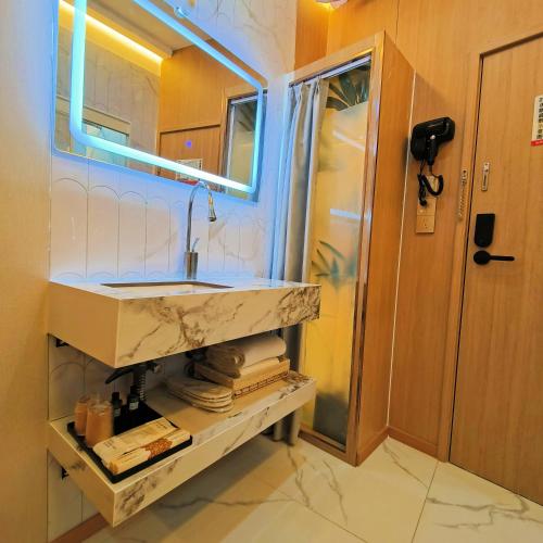 a bathroom with a sink and a mirror at 上海璞逸酒店-豫园 新天地 老西门地铁站店 in Shanghai