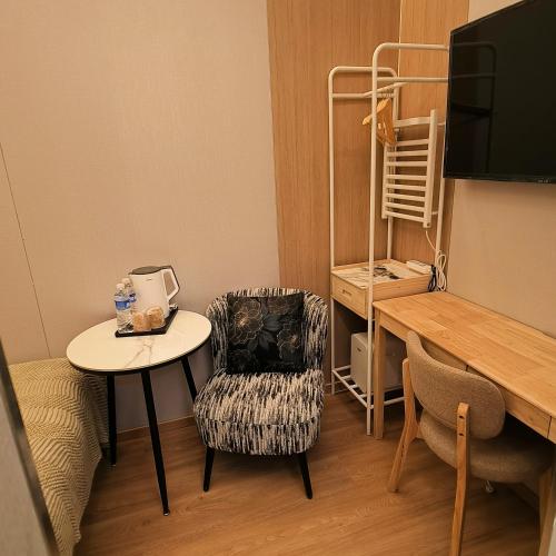 a small room with a table and a chair at 上海璞逸酒店-豫园 新天地 老西门地铁站店 in Shanghai