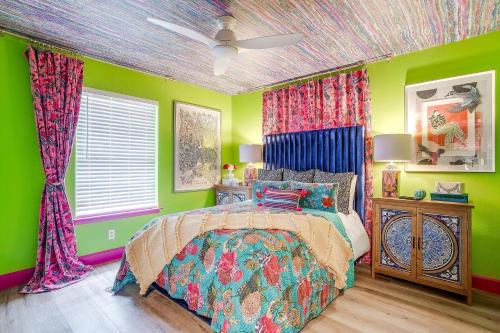 una camera da letto con un letto, pareti e soffitto verdi di Maximalist IG-Worthy Bachelorette Vibes with Virtue, Saltwater Pool and Poolhouse a Grand Prairie