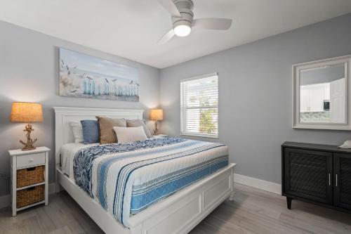 Ένα ή περισσότερα κρεβάτια σε δωμάτιο στο 1 Bed Cottage Walk to Beach, Bikes, Kayaks, Beach Gear, Fishing