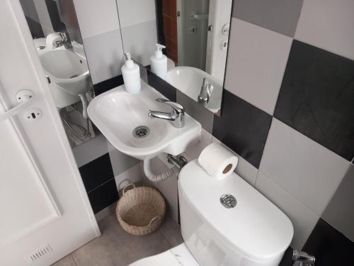 リスボンにあるAlvito Guest House - Comfortable room with private bathroomの洗面台、トイレ、鏡のあるバスルーム