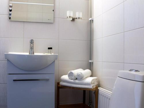 bagno con lavandino e servizi igienici di Fenix Inn a Lund