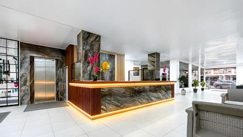 a lobby with a large aquarium in the middle of a building at Hotel Verde Mar in San Andrés
