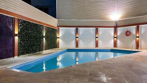 a swimming pool in a house at Hotel Verde Mar in San Andrés