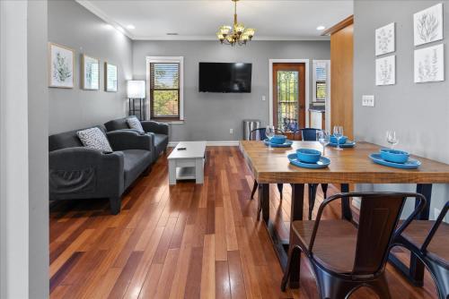 Χώρος καθιστικού στο Stylish 2-Story Retreat w Balcony & Parking