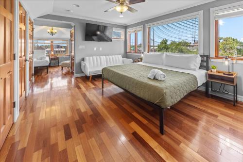 Ένα ή περισσότερα κρεβάτια σε δωμάτιο στο Stylish 2-Story Retreat w Balcony & Parking