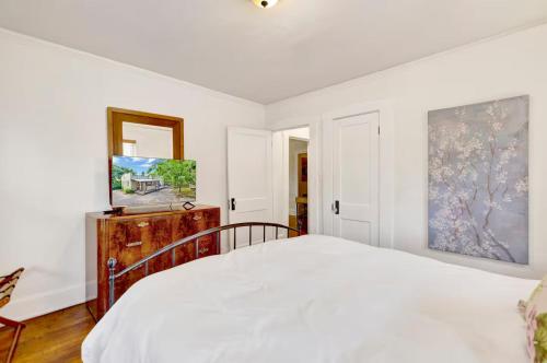 a bedroom with a bed and a painting on the wall at Family and Pet friendly Charming Cozy Casita in Birmingham