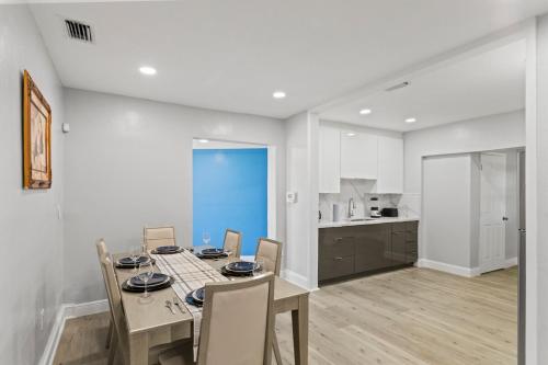 Kuchyň nebo kuchyňský kout v ubytování Family Oasis Near Hard Rock Stadium & Beaches