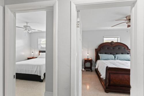 Postel nebo postele na pokoji v ubytování Family Oasis Near Hard Rock Stadium & Beaches